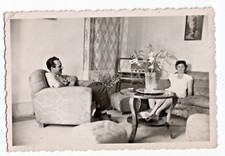 1952 Foto Coppia Posa Salotto Radio Giradischi Vintage Modernariato Vaso