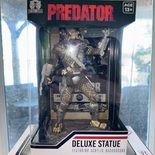 Statua Predator Skull Trophy Deluxe 9" con sfondo acrilico Culturefly