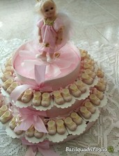 TORTA BOMBONIERA BATTESIMO BIMBA DA  35 FETTE CON SCARPETTE IN RESINA  RICAMATE