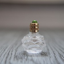Miniature de parfum vide, bouteille en verre de forme rose, couleur verte