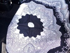 Foulard in pura seta. Bellissimi colori. Grande. Usato