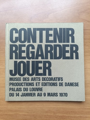 Contenir regarder jouer danese - regarder,
