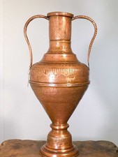 Anfora in rame cesellata e