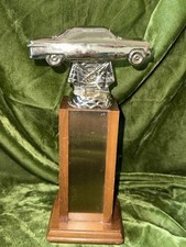 Auto d'epoca in ottone dorato