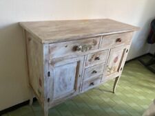 Cassettone legno shabby chic con dettagli decoupage floreali e pomelli ceramica.