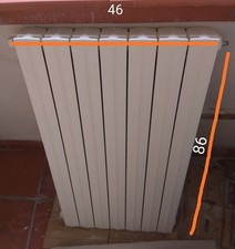 Radiatore in ghisa 7 elementi usato ma in ottime condizioni. Colore bianco.