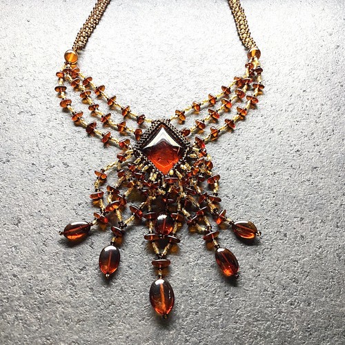 Collana floreale ambra