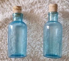 2 Antiche Bottiglie in vetro soffiato Blu CON TAPPO di Sughero Originali da 1 L.