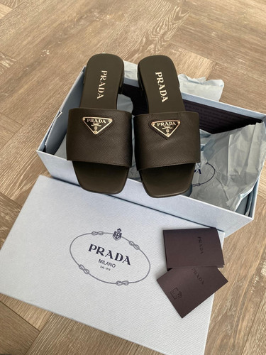 Prada saffiano pelle triangolo