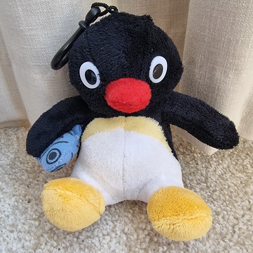 Pinguino con pesce peluche - pinguino,