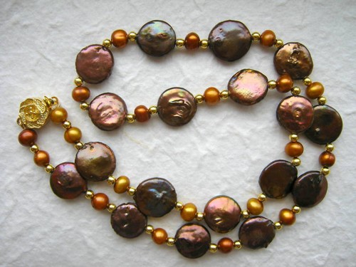 Collana perle con moneta - di,