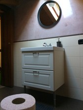 Mobile bagno completo di specchio, rubinetto, attacchi acqua e scarico.