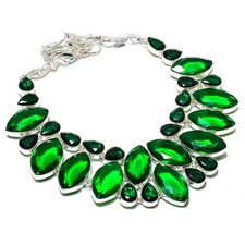 Collana con pietre preziose in