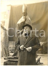 1964 ROMA Scultore Francesco MESSINA con il suo monumento a Pio XII *Foto