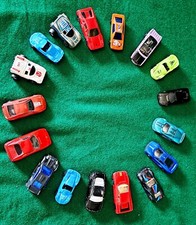 LOTTO VINTAGE 17 MODELLINI DI MACCHININE CON 3 FERRARI METALLO