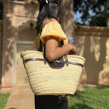 Cesti francesi in paglia di palma intrecciata fatti a mano con cinghie in pelle marrone scuro