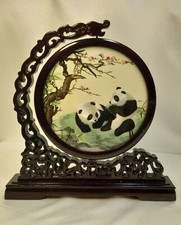 Elemento ornamentale con ricamo fatto a mano di panda e ramo fiorito stile Suzho
