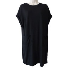 T-shirt shein nera con tasche