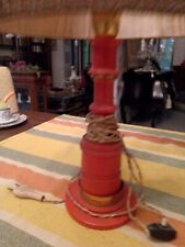 Lampada Da Tavolo O Comodino Vintage Legno Colorato Rosso con Cerchio Ottone...