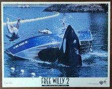 Whale capovolge una barca con