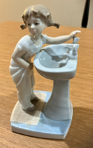 Retired lladro 4838 - clean, up