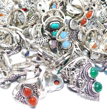 Lotto di anelli con pietre