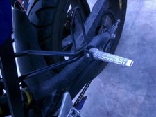 estribo trasero izquierdo