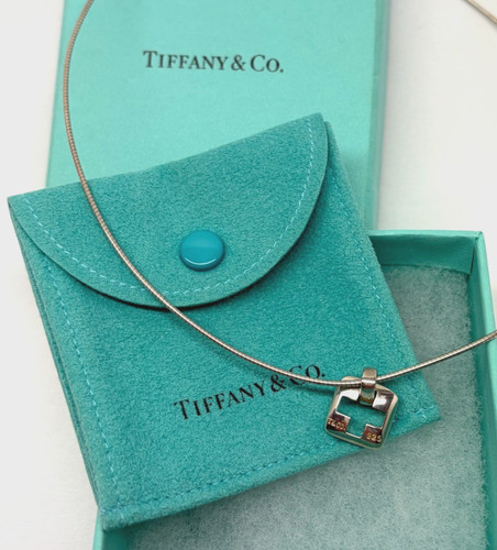 Collana con ciondolo quadrato
