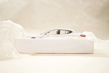 Porsche Panamera 4S 1:18