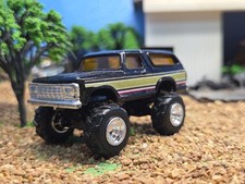 Camion Ford Bronco 1979 rialzato su misura scala 1:64 4x4 monster mud bogger pneumatico