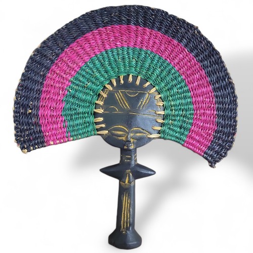 Statua africana colorata fatta
