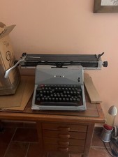 Vintage Typewriter Olivetti Lexicon 82