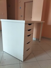 scrivania bianca da ufficio con cassettiera