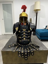 Corazza nera romana centurione o tribuno gladiatore greco elmo e spalle spartano