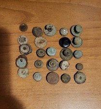 Lotto di 24 bottoni vintage da identificare e catalogare