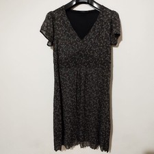 Vestito donna con scollo a V e maniche corte.