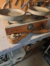 Antica bilancia a 2 piatti in