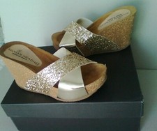 Sandali donna, tg. 37, colore oro, con plateau. Marca Silvian Heach.