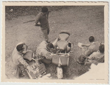 VESPA PIAGGIO - VECCHIA FOTOGRAFIA DI RAGAZZI CON SCOOTER + IN OMAGGIO CARTOLINA