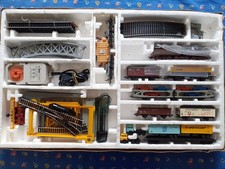 Grande scatola lima contenente treno merci  italiano