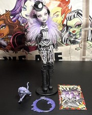 B) Monster High Bambola