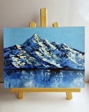 Montagne innevate e lago