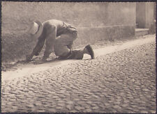1955 UDINE rimozione erbacce operaio lavoratore Fotografia
