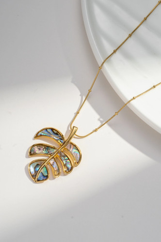 Collana con foglia tropicale
