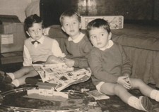 B3 -  Foto Photo Fotografia Anni 60 - Trio Bambini Giocattolo Giornale Trenino