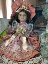 BAMBOLA IN PORCELLANA CON BASE