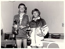 GROSSA FOTO DI SPORTIVI TENNISTI - PREMI COPPE - 1980ca