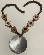 Collana Siamese con ciondolo Ø 7,5 cm e fiori in madre perla
