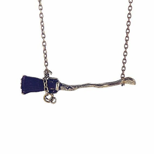 Collana con ciondolo - , scopa