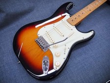 FENDER PLAYER PLUS STRAT con